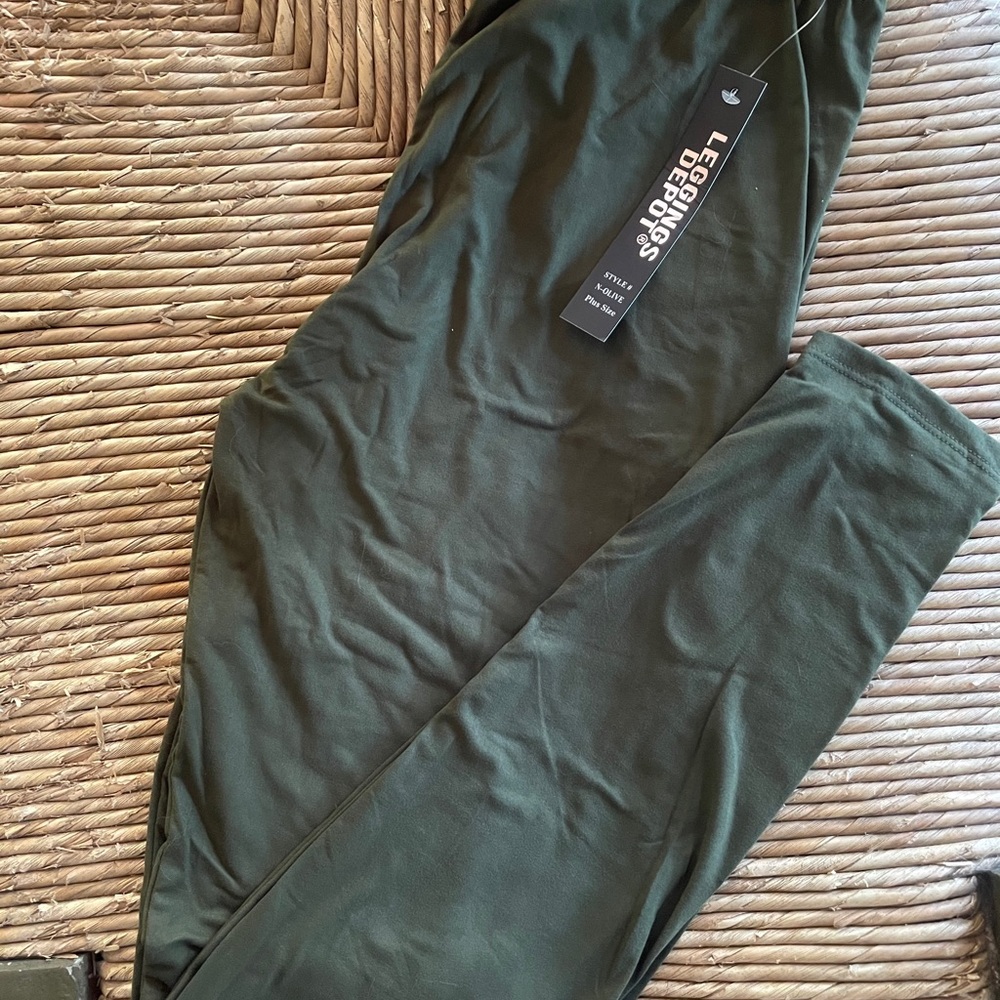 NWT Olive / Camo Green Spandex Leggings L